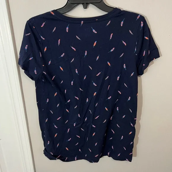 NWT Gap Women's Navy V-Neck Printed T-Shirt with a feather pattern - Picture 4 of 7